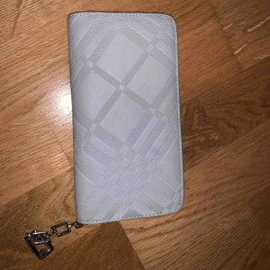  - Tjaa!  Vill sälja den här jätte fina plånboken som inte har används på ett bra tagg. Plånboken är grå, är i gott skick   Kan mötas upp i Stockholms området ;)