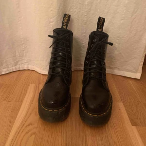  - Dr Martens Jadon storlek 38. Fantastiska skor men tyvärr för små för mig! Slut på lager överallt så passa på! 