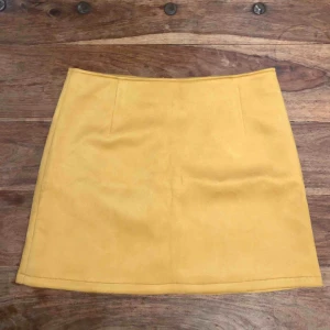  - Jätte fin högmidjad kjol. Helt oanvänd.  Kan skickas, köparen står för frakt