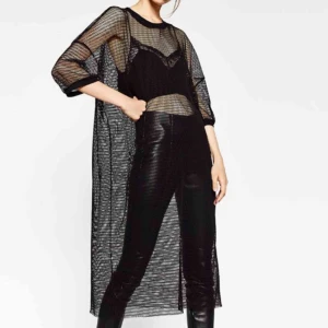  - Supercool nätklänning från Zara!! Perfekta festival-outfiten med tillsammans med topp och bikerpants!! klänningen är oversized men passar alla storlekar, beroende på hur man vill att den ska sitta.🌈💘