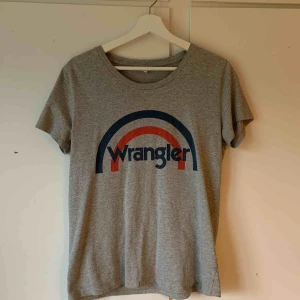  - En väldigt bekväm wrangler T-shirt från carlings, skönt material och snyggt tryck. Säljer pga aldrig använder