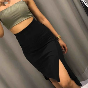  - Snygg sidecut kjol . Mjuk material och så skön att ha på sig. 