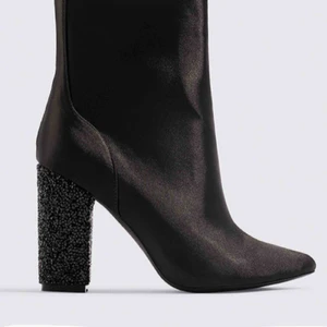  - Domhär skorna är HELT ny men för små! Dom är köpa på NA-KD för 599 kr och eftersom dom inte ens år använda som dom är för små så säljs dom för 400