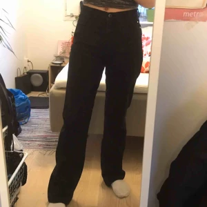  - Ett par svarta lösa byxor. Köpt second hand. Väldigt bekväma.
