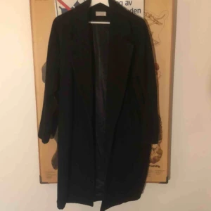  - Säljer min gamla weekday kappa då den inte använts på ett tag! Det är en helsvart kappa med knappar där fram, relativt lång (slutar strax under knäna) och sitter avslappnat. Kappan är i väldigt bra skick och priset går att diskutera!