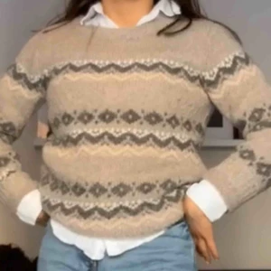  - Mönstrad stickad tröja i Stl S. Köpt från soyaconcept för 399kr. Frakten kostar 30kr och ingår inte i priset. 