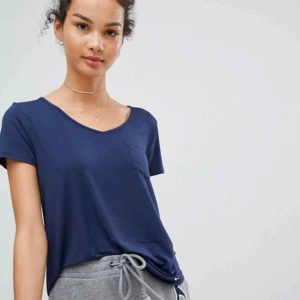  - Fin marinblå t-shirt från Hollister. Frakten ingår inte i priset.