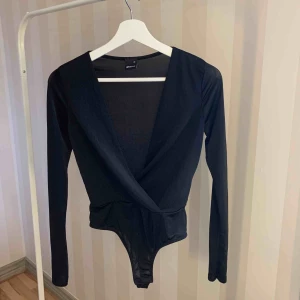  - En supersnygg v-ringad svart body från ginatricot! 🖤 Aldrig använd utan endast provad! ✨ Säljer pågrund utav att den inte passade!  95% Polyester  5% Elastane 