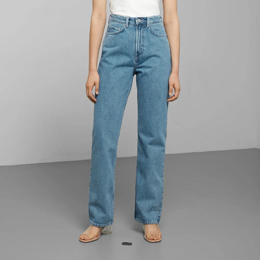 Superfina jeans från weekday I modellen row och färgen sky blue. Storlek 26/30, använda men i mycket bra skick och kvalitet, supersköna!! Säljer då de tyvärr blivit för små för mig. Jeans & Byxor.