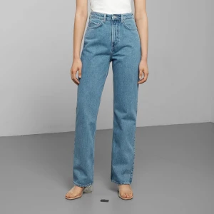  - Superfina jeans från weekday I modellen row och färgen sky blue. Storlek 26/30, använda men i mycket bra skick och kvalitet, supersköna!! Säljer då de tyvärr blivit för små för mig