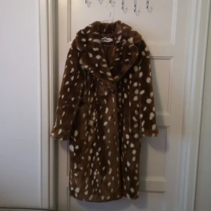 - Jättefin helt vegansk fuskpäls från jakke säljes. Supervarm, hur mysig som helst, använd ca 1 vecka. Det är absolut inget fel på den, jag är bara pank. Stl 34 (kan passa en 36, kanske 38) nypris 3300 :-