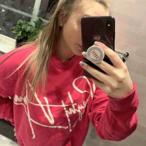  - Super fin rosa tröja säljs då den inte kommer till användning! Tröjan är endast använd ett fåtal gånger och är ganska stor i modellen! Mötes i Avesta, hedemora eller så får köparen stå för frakten!