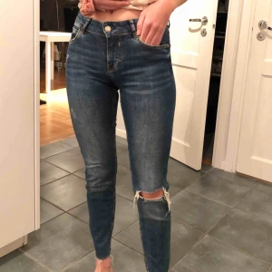  - Säljer mina Jeans från Bershka, använda en del men har ingen missfärgning och är inte trasig någonstans :) obs frakt tillkommer 