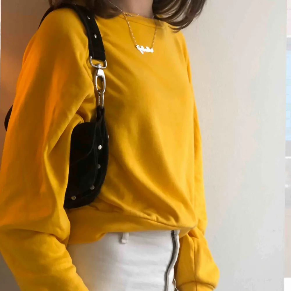 En sol gul lite tunnare sweatshirt, fungerar på storlek XS-M. Nyskick och inga defekter. Möts upp i Stockholms innerstad. Kika på min sida, mycket nya plagg upplagda❤️. Hoodies.