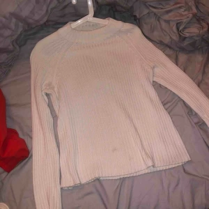  - Vit stickat tröja storlek M. Använd nån gång bara.
