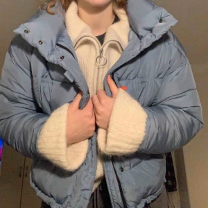  - Säljer min blåa vinterjacka från Urban Outfitters. Varm och skön perfekt på vintern. Jackan är i puffer model i bra skick.  Använd sparsamt. Möts upp på södermalm💕💕