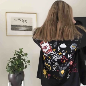  - En nice svart skjorta med coolt tryck på ryggen. Kan stylas på många olika sätt, sommar som vinter. 