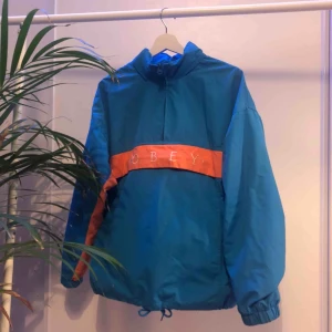  - Obey jacka i fint skick, köptes för 1100kr förra sommaren, Storlek M.  +59kr för frakt.