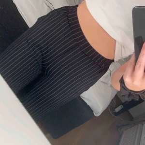  - Ett par helt oanvända byxor från bershka, jag är 172 cm och är lite korta på mig, modellen är rak och har resor i midjan vilket framhäver höfterna, fraktpris 50kr