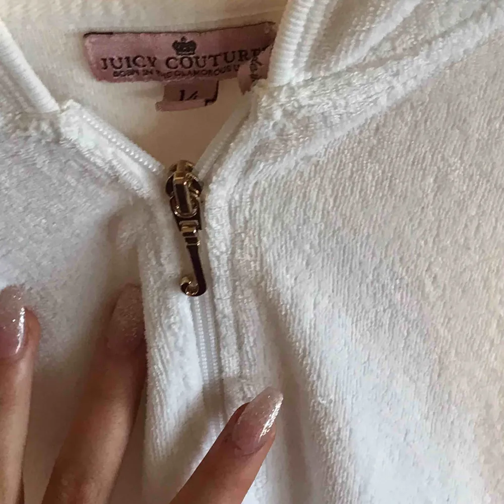 Juicy Couture tröja i fint skick byxor finns att köpa till. Storlek XS nypris 1899kr. Klänningar.