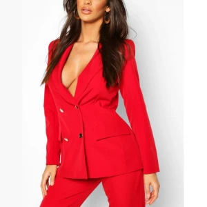  - Snygg röd kavaj från boohoo endast testat med lapp kvar. Helt ny men inte min stil säljer en svart sån också