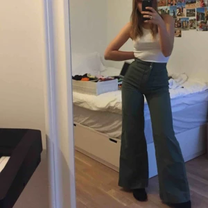  - Skitsnygga jeans från weekday i militärgrönt. Fint skick och snygg passform. Köpare står för Frakt på 55 kr och annars möts vi på söder 💎