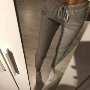  - Gråa mjukisbyxor från HM, fint skick. Köparen står för frakten, möts upp i Stockholm City eller Huddinge 