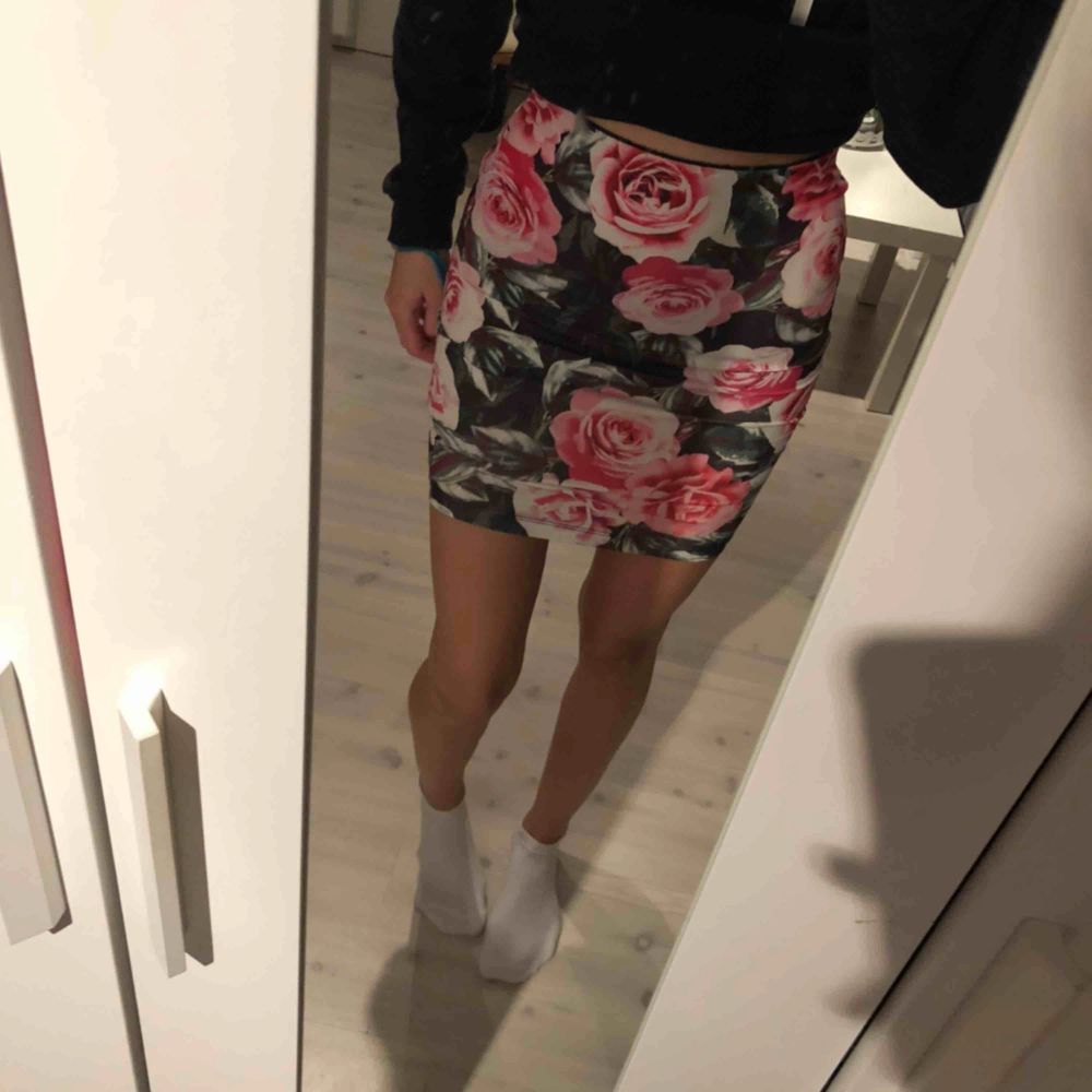 Blommig kjol från Gina Tricot, använd enstaka gånger. Köparen står för frakten, möts upp i Stockholm City eller Huddinge . Kjolar.