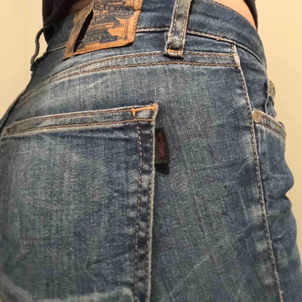 Lågmidjade jeans från crocker, sitter jättefint! Säljer pga av att jag inte använder dom. Märket bak är lite sönder, därav priset. Jeans & Byxor.