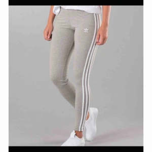  - Säljer mina grå adidas tights i storlek 34 (motsvarar xs) för 200 kr. Använd endast fåtal gånger, precis som i nyskick. 🌸