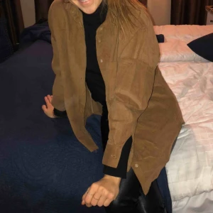  - Brun Manchesterskjorta från Zara. Frakt tillkommer på 50kr! 😃