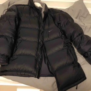  - NIKE jacka!  Jättevarm nu till vinterns kalla väder!! Kan frakta men köparen står för frakt. Tar Swish. Kan Mötas upp i Katrineholm. 