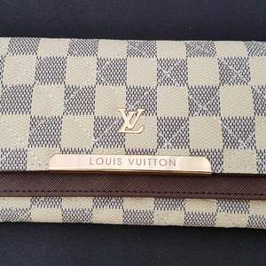 Julklappstips! Helt ny Louis Vuitton plånbok Finns i kållered postas mot porto. Ej Äkta 