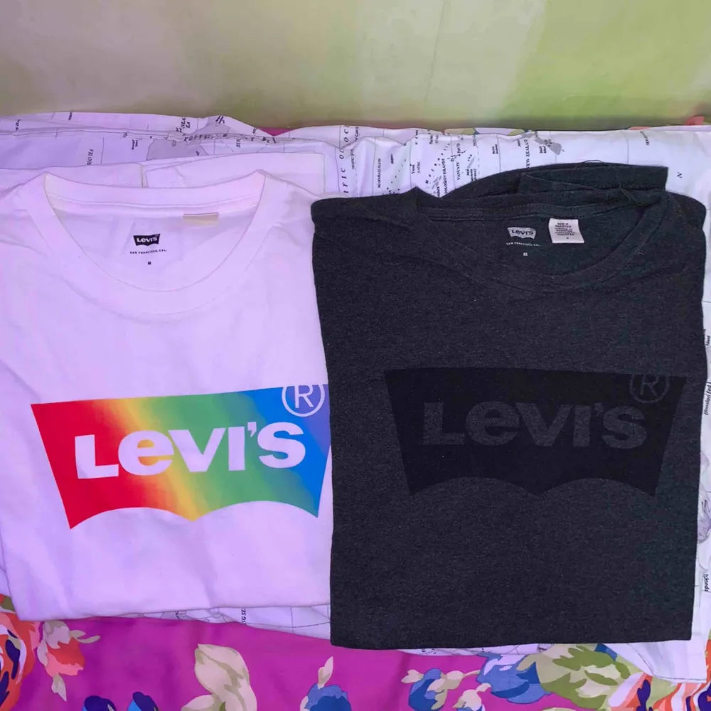 Två Levis tröjor, båda är i storlek M & knappt använda!  50kr styck - båda för 80kr.  köparen står för frakt :) ca 50-60kr. T-shirts.