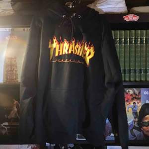 Svart flame thrasher hoodie i storlek L. Köparen står för frakt på cirka 70 kr 🔥