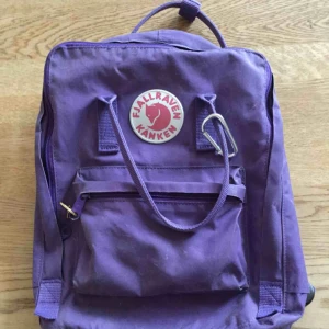  - Säljer min fina lila kånken ryggsäck. Den är lite sliten då jag har haft den i några år, men den är annars i bra skick. Nypris ca 800 kr