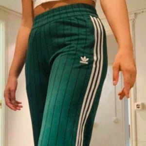  - Säljer nu mina adidas byxor som sitter så fint på men är tyvärr för kort för mig därför ba använda 1-3 gånger hemma endas! Jag är 180cm lång och dom är några cm korta! Skriv så skickar jag bättre bilder!💞