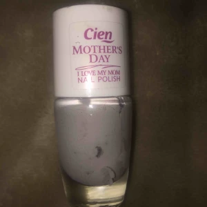  - Nagellack i färgen grå