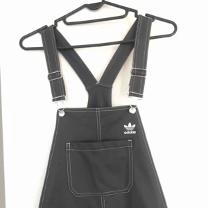  - Hej!!   Säljer dessa balla hängselbyxor från adidas- använda endast 1 gång!   Säljer då dem är lite för stora för mig.     Om ni vill se fler bilder på Google så heter dem ”adidas dungarees”   Nypris 900:-   