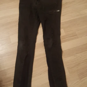  - Svarta jeans. Storlek w28 L 32 Dragkedjan i jeansen är sönder. Går att laga. 3 fickor fram och 2 bak. Märke. Serious sally Köparen betalar frakt om de ska skickas och jag samfraktar med mina andra annonser.
