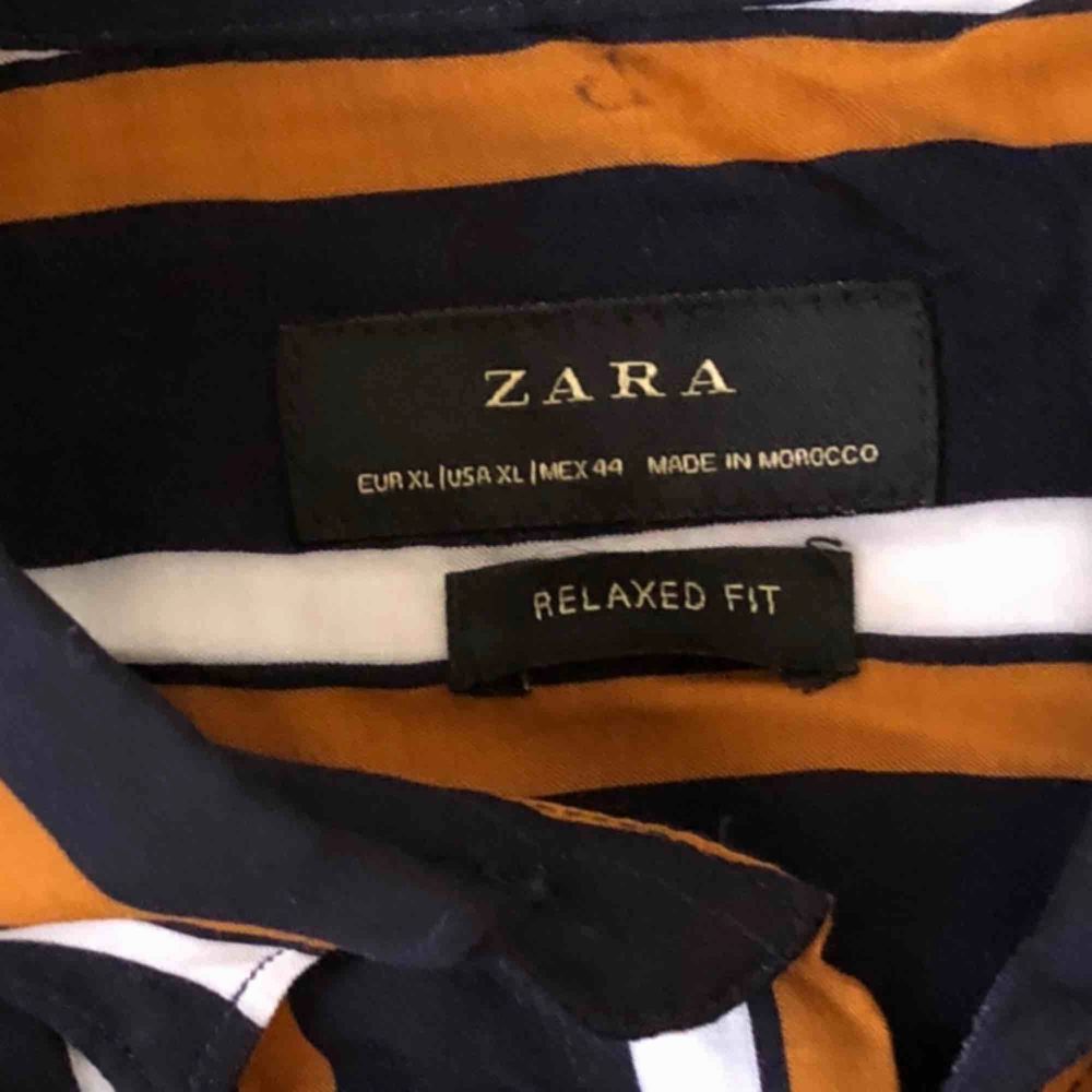 100% bomullsskjorta från Zara herr. Relaxed fit. Använd fåtalet gånger. Superfin kvalitet. Frakt ca 20 kronor!!. Skjortor.
