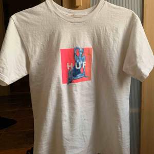 HUF x Sorayama t-shirt köpt på Hollywood i Stockholm. Bra skick förutom på tagen längst ner (bild 3), syns dock inte då det är på insidan av tröjan. 