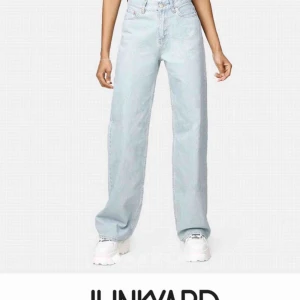  - Helt oanvända jeans från junkyard ( lappen är kvar ), fick i julklapp men tyvärr för liten storlek och kan inte lämna tillbaka. Nypris 500, frakt tillkommer kan även mötas upp i Uppsala.