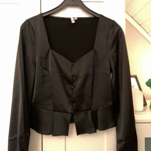  - Svart blus från Nelly. Superfin men kommer ej till användning då det inte är min stil längre ❤️ storlek 38 men passar både s och m! Köparen står för frakten ❤️