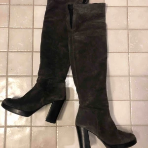  - Supersnygga overknee  stövlar  i grå mocka, stl 37. Anv ett par ggr så som nya! Köpta för 1700:- Passa på!