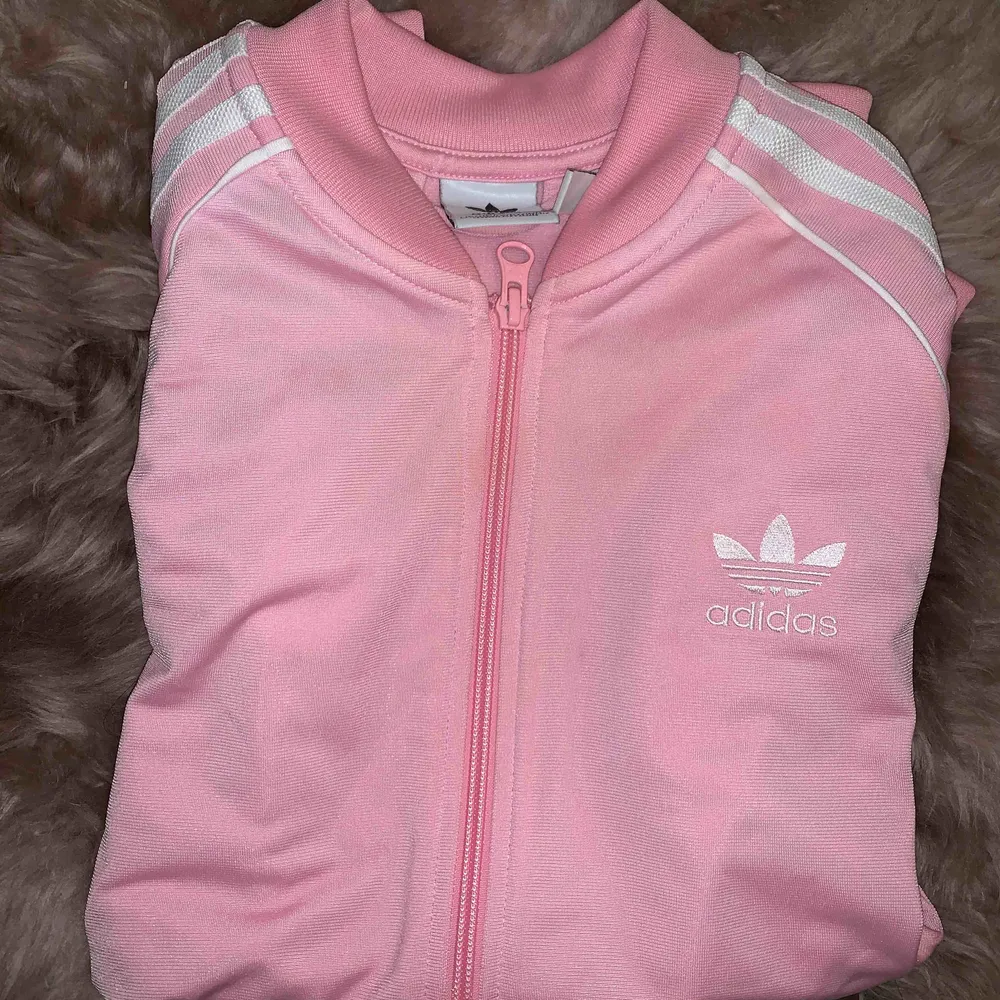Adidas kofta i jättefin rosa färg, använd ca 2 gånger, från kidsbrandstore Skickas mot frakt :) . Hoodies.
