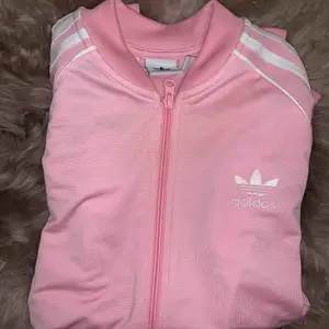 Adidas kofta i jättefin rosa färg, använd ca 2 gånger, från kidsbrandstore Skickas mot frakt :) 