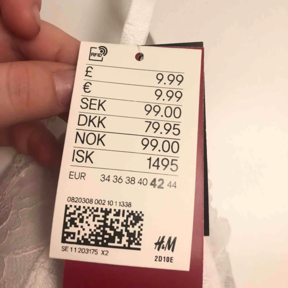 Helt ny Vit spets Bh/bralette i strl 42 från hm  säljer pga av fel storlek Den är väldigt liten i storleken för att vara en 42 så skulle säga att den kan passa en s-m☺️ Frakt tillkommer - 40kr. Övrigt.