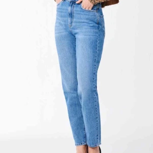  - mom jeans från Gina Tricot i storlek 36. Frakt på 50kr tillkommer 