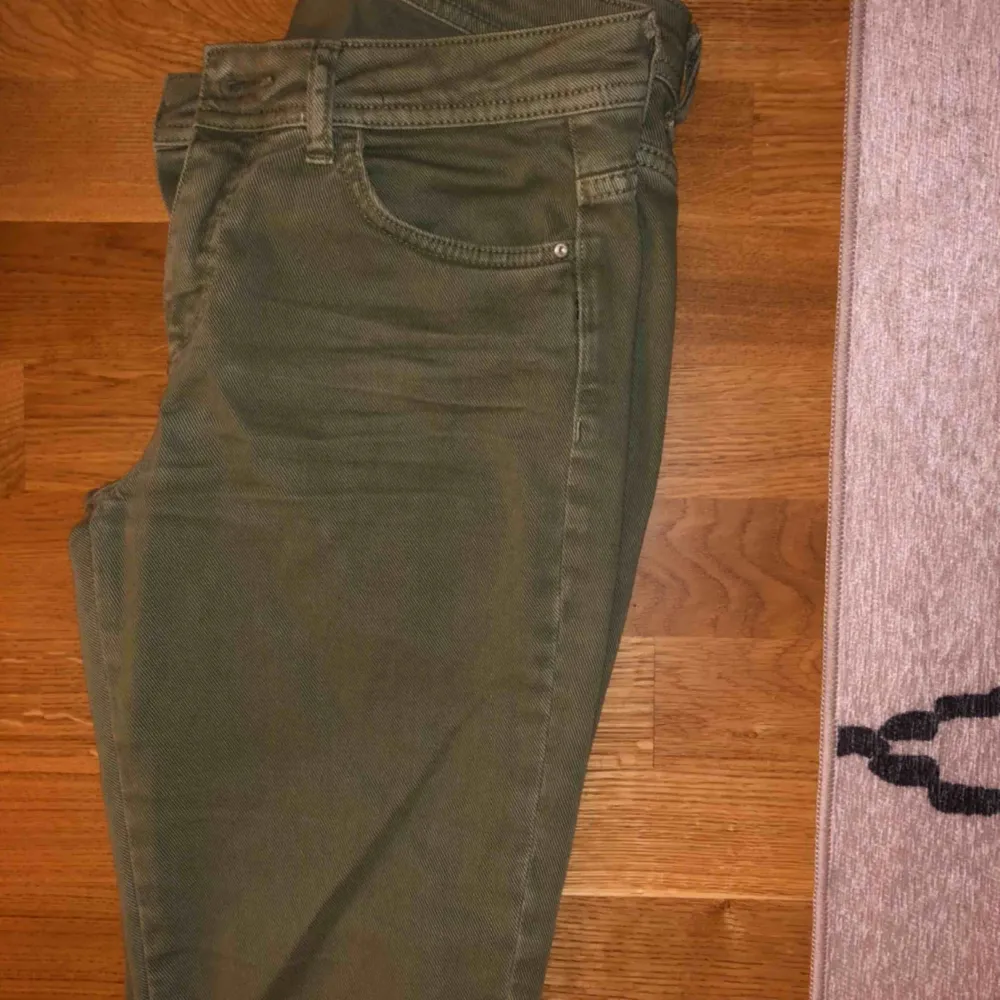 Gröna jeans från Zara! Vanlig midja, inte höga. Avklippta nertill så lite kortare modell. Jeans & Byxor.